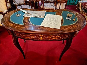 pomocni stocic za laptop: Elegantan francuski pisaći sto u stilu Louis XV/Louis XVI transition — 2