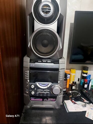Mikrofonlar: Sony brendinə məxsus bu səs sistemi iki böyük dinamik və mərkəzi