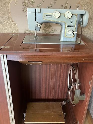 vakum aparati satisi: Podolsk 142 tikiş maşını, taxta stol ilə birlikdə təqdim olunur. Model — 3