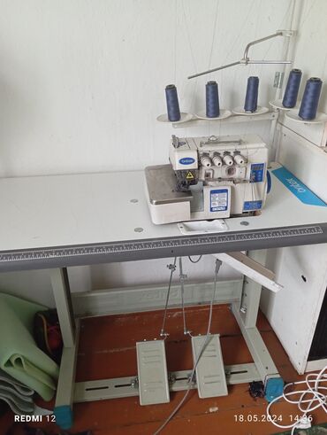 продаю швейную машину: Швейная машина Полуавтомат