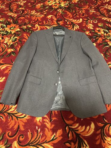 хороший мужской костюм: Костюм M (EU 38), L (EU 40), цвет - Серый