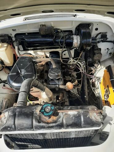 QAZ: Klassik sedan – ağ rəngli, retro dizaynlı Volqa tipli avtomobil — 2