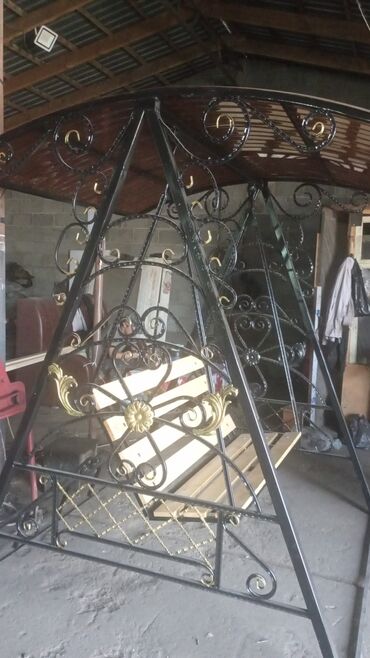 Откатные ворота: Элегантные кованые ворота черного цвета с изящными золотистыми — 2