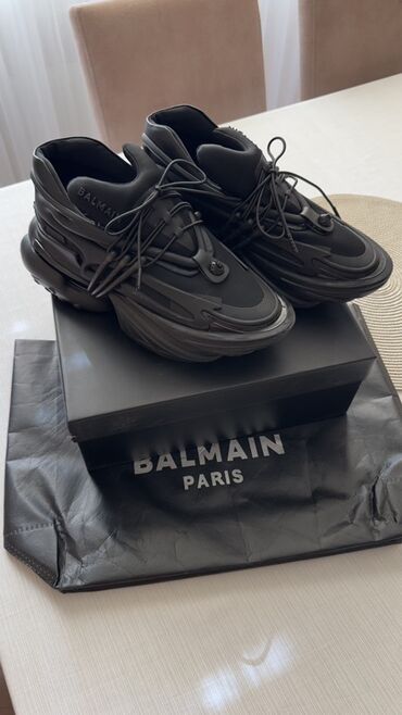 Botinkalar: Balmain brendinə məxsus qara rəngli uniseks krossovkalar. Bu idman