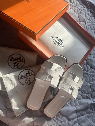 Айымдардын бут кийими: Летние тапочки для девушек от Hermes . Производство Италия 🇮🇹