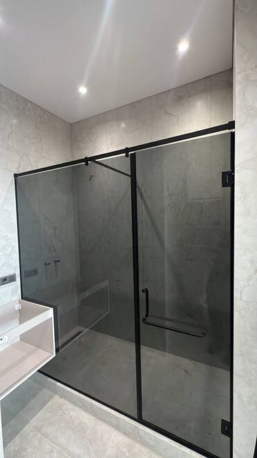 Душевые перегородки и ограждения: Душевая кабина с раздвижными дверями и матовым стеклом. Оснащена at lalafo.kg — 2 Душевые перегородки и ограждения: Душевая кабина с раздвижными дверями и матовым стеклом. Оснащена — 2