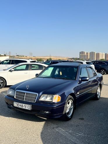 mersedes banan: Mercedes-Benz şirkətinin istehsalı olan tünd göy rəngli sedan
