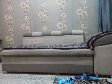 мягкая мебель для зала: Прямой диван, цвет - Серый, Б/у