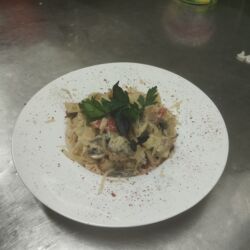 я ищу работа помощника повар: Повар Шаурмист. С опытом at lalafo.kg я ищу работа помощника повар: Повар Шаурмист. С опытом