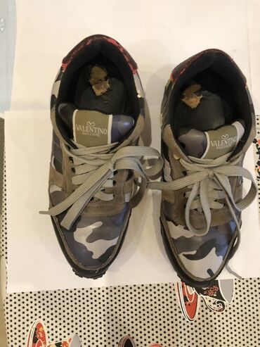 женские кроссовки на липучках: Valentino Garavani kişi krossovkaları - Model: Rockrunner - Dizayn