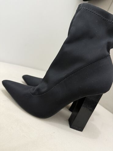 черные замшевые ботильоны: Черные ботильоны-носки на высоком устойчивом каблуке. - Форма носка