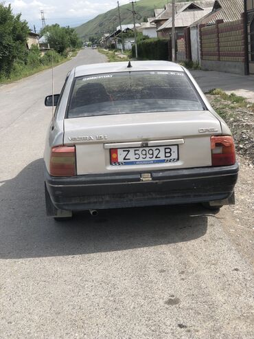 скода машина: Opel Vectra: 1991 г., 1.8 л, Механика, Бензин, Седан