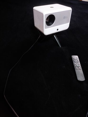 Проекторы: Компактный проектор HOME-THEATER белого цвета. Работает на андроид