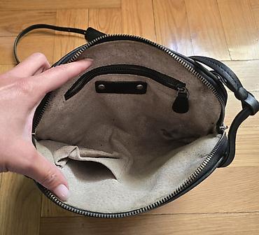valentino lilly: Torba crne boje, prirodna koza. Koža je kao tkana intrecciato — 4