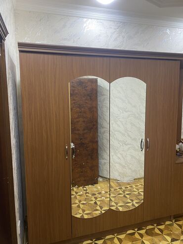 ayaqabı şkafı: Ela vezyetdedi kalidor ucun istifade olunub ayaqqabi paltar asmaq