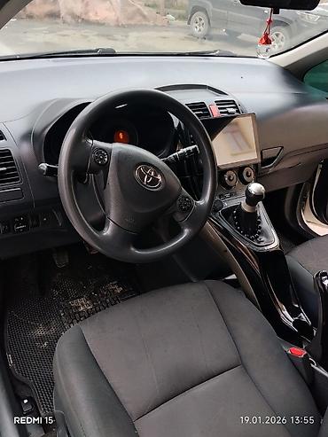 Toyota: Toyota Auris, ağ rəng, hetçbek kuzov. Əsas xüsusiyyətlər: - 5 qapı — 11