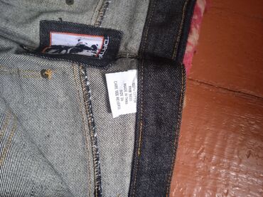 серые с потёртостями джинсы: Прямые