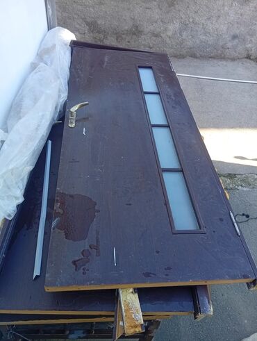 setka qapi: İç qapı – şüşə panellərlə - Material: tünd rəngli MDF/laminat üzlü