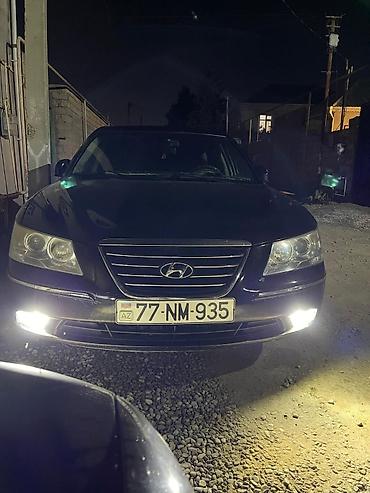 qara maşın: Hyundai Sonata sedan təqdim olunur. Avtomobil qara rəngdədir və — 3