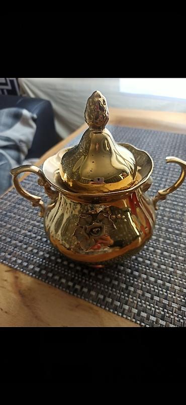 Qapaqlı bəzəkli şəkərqabı – metal, qızılı rəng - Material: metal