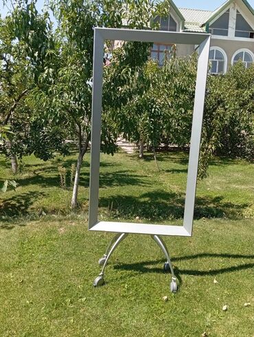 куплю офисный стол: Прямоугольная металлическая рама для фотозоны, выполненная в сером