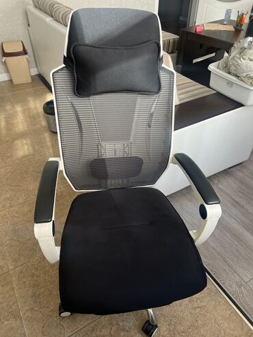 Кресла: Продаю офисное кресло. Очень комфортное. Есть спец. выдвижная