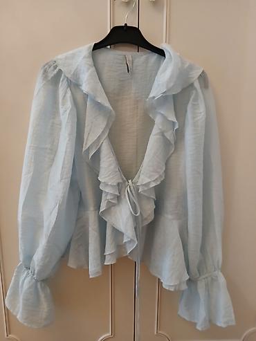 Açıq mavi qadın bluzası - Model: qıvrım detallı, frill/volanlı dizayn