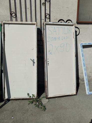 Dam örtükləri: Ağ rəngli dəmir qapı, möhkəm metal konstruksiyaya malikdir. Qapının