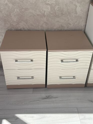 кровать со столом: Комплект из двух прикроватных тумб. - Дизайн: фасады с волнообразной