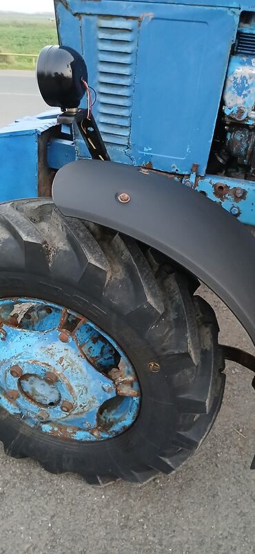 Traktorlar: Mavi rəngli tam kabinli təkərli kənd təsərrüfatı traktoru — 6