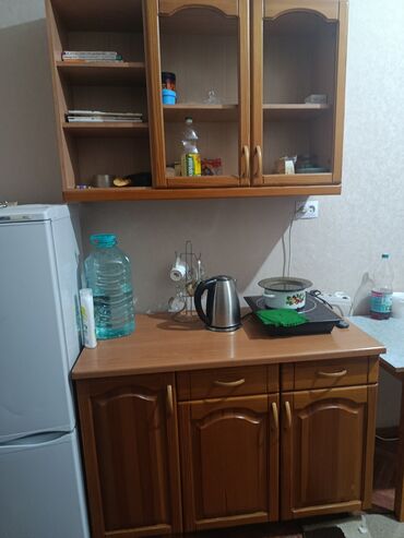 деревянные фасады кухонной мебели: Кухонный гарнитур из дерева (верхние и нижние шкафы) - Материал