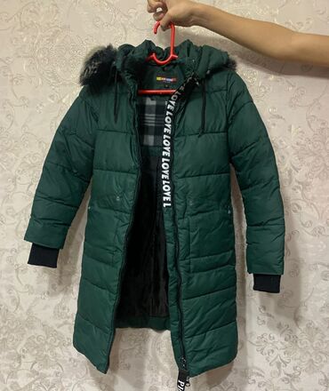 детские зимние одежды: Детская куртка зимняя на девочку 9-10 лет 1000 сом б/у