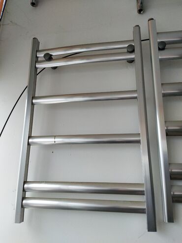 divar aboyu: Paslanmayan poladdan divara quraşdırılan dəsmal qızdırıcısı/radiatoru