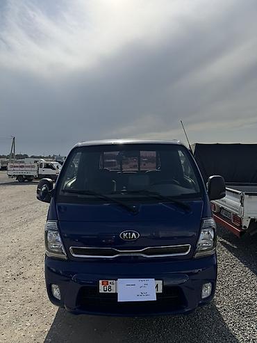 буксир: Kia Bongo III (K-Series) — компактный бортовой грузовик синего цвета — 1