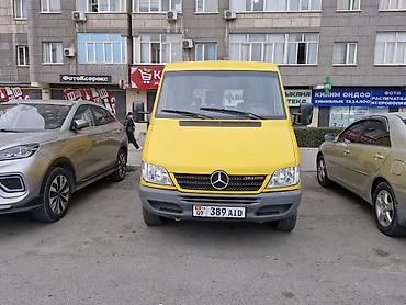 Mercedes-Benz Sprinter 2002 коротыш, грузопассажир ярко-жёлтого цвета