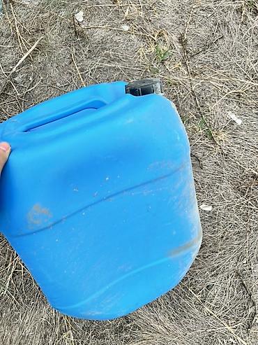 seyf qapisi: Mavi plastik kanistrlər (bidonlar) - Həcmi: təxmini 20–30 litr - — 3
