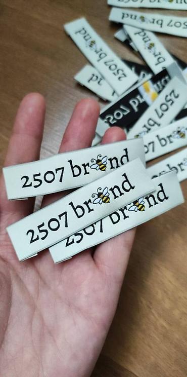 Другие услуги пошива одежды: Жаккардовые этикетки, и основа и логотип вышиваются нитями, главное — 7