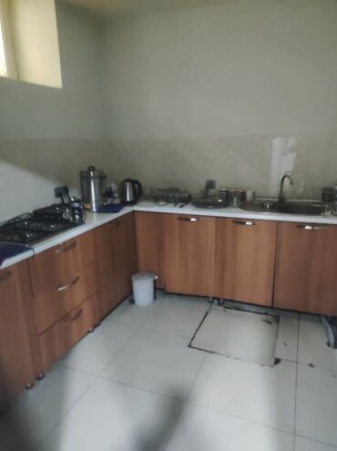 Digər kommersiya daşınmaz əmlakı: Gənclik metrosuna yaxin yerləşən Plestesn ümumi sahəsi 100 kv,m olan — 9