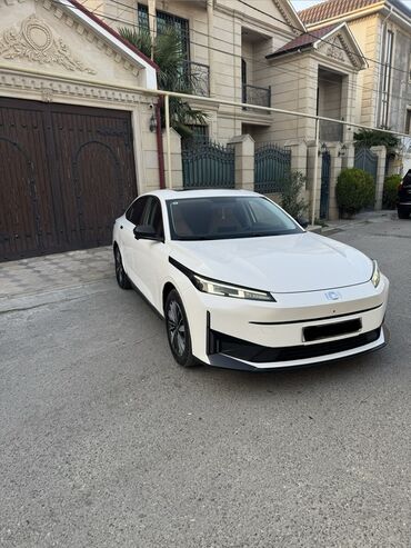 Avtomobil salonu üçün digər detallar: Elektrik krossover salonu – modern texnologiya və komfort - Panorama — 19