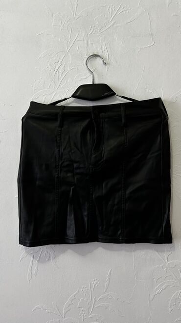 женские теплые юбки: Qara dəri görünümlü qısa ətək - Rəng: klassik qara - Material: dəri