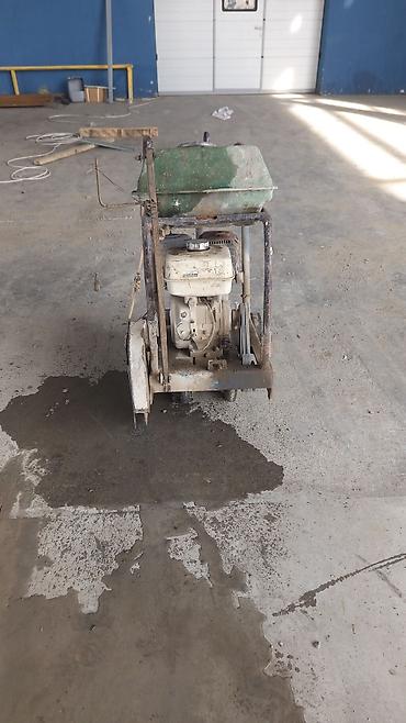 torba asfalt: Beton döşəmə işləmə avadanlıqları - Benzin mühərrikli beton kəsici — 1