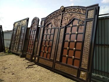 Распашные ворота: Кованые ворота с калиткой, декоративная решетка и подсвеченные — 3