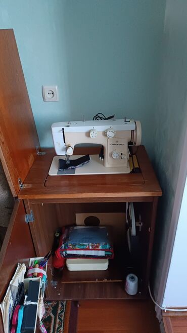 ручная швейная машинка старого образца: Швейная машина Chayka, Электромеханическая, Механическая, Ручной
