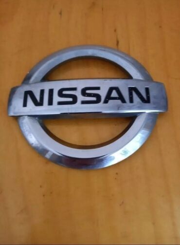 ayaqqabilar kisi ucun qiymetleri: Nissan,Mikra. Loqo,emblem. 100% ariginal. Avtomobil,üzərindən