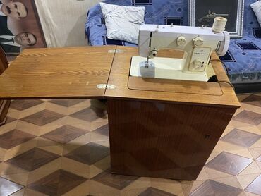 Ev üçün digər mallar: Tikiş maşını (Çayka 134) və qatlanan taxta kabinet-stol - Maşın
