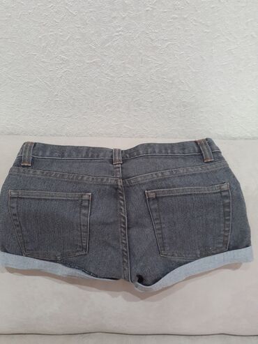 Şortlar: Qadın geyimi – cins şort və cins ətək dəsti. Biri 15 manat. İkisini de — 3