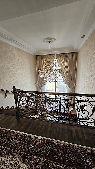 Продажа коттеджей и домов: Классический трехэтажный особняк с дизайнерским двором и богато — 17