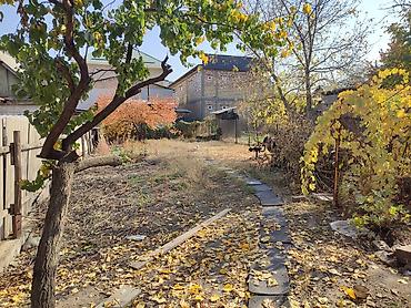 Продажа полдома: Продается пол дома в центре Рабочего Городка. Общий участок 4 сотки — 17