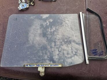 Auto delovi: Staklo desnih zadnjih vrata Lada 2131 Niva produzena. Skinuto sa — 1