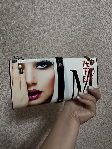 face: Сумка-клатч с принтом «The Trend Issue» - Форм‑фактор: цилиндрический — 2